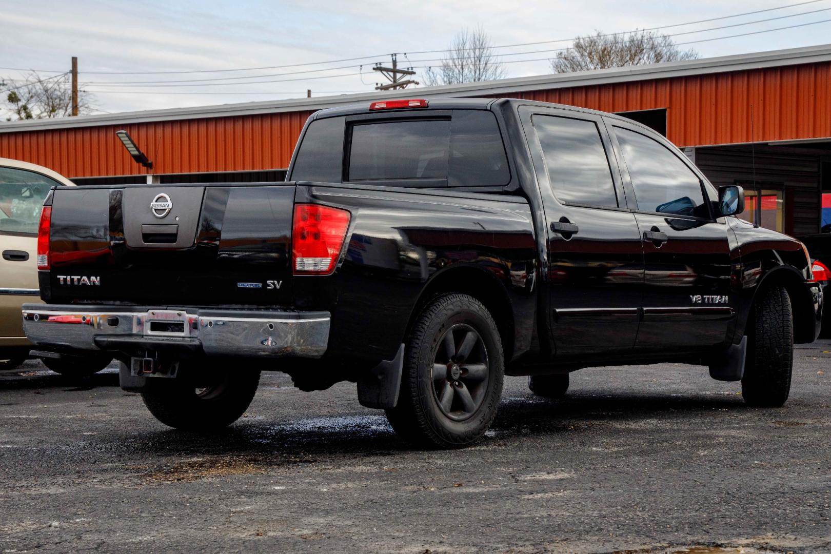2011 BLACK NISSAN TITAN SV Crew Cab 2WD (1N6BA0ED7BN) with an 5.6L V8 DOHC 32V FFV engine, 5-SPEED AUTOMATIC transmission, located at 420 E. Kingsbury St., Seguin, TX, 78155, (830) 401-0495, 29.581060, -97.961647 - Photo#4